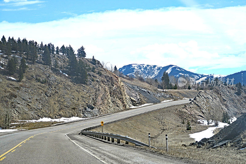 3月的亚伯达Crowsnest Pass横贯加拿大高速公路